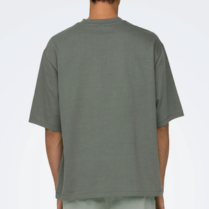 T-shirt décontracté streetwear noir en polyester tricoté pour homme, 220 grammes, imprimé sérigraphié sur le devant, col oversize, manches courtes, coupe ample - Product Image 2