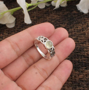 Anillo de Plata de Ley 925 con Prehnita Natural, Engaste Clásico para Bodas y Fiestas, Joyería Personalizada Hecha a Mano para Mujer - Product Image 1