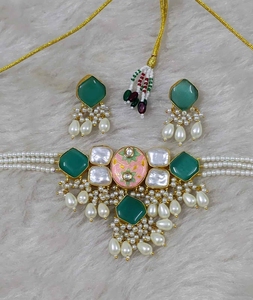 Ensemble de collier choker traditionnel indien Jadau avec pierres en zircon, accents de perles, boucles d'oreilles assorties, bijoux de mariage et de fête - Product Image 5