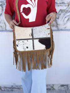 Bolso bandolera de cuero con flecos de piel de vaca y patrón único, estilo gypsy, a la moda y elegante. - Product Image 4