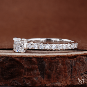 Anillo de Compromiso con Diamante Cultivado en Laboratorio, Corte Cojín, 0.50ct, Banda Pavé Catedral, Oro Blanco de 10K, Diseño Minimalista de Lujo - Product Image 3