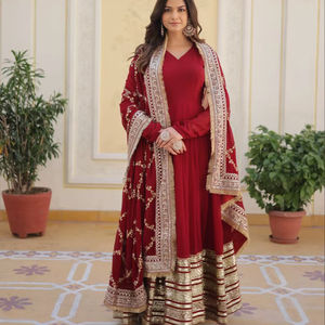 Robe de soirée luxueuse bordeaux en tissu imitation brodé avec sequins et dupatta en dentelle de créateur - Product Image 1
