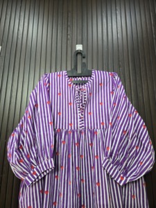 Robe longue en coton à manches longues pour femmes, imprimé cœurs rayés violet et blanc, style vintage, coupe trapèze, col rond - Product Image 5