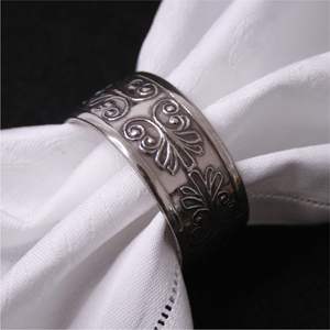 Juego de 4/6/12 Anillos para Servilletas de Forma Orgánica en Oro Mate - Porta Servilletas Metálicos de Estilo Nórdico para Bodas y Eventos de Lujo - Product Image 5