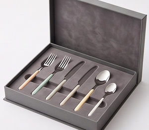 Ensemble de couverts en argent avec poignée pastel, design minimaliste, passe au lave-vaisselle, pour table à manger et cuisine - Product Image 6