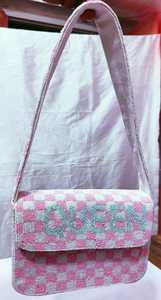 Bolso Rectangular Hecho a Mano con Diseño a Cuadros Rosa y Blanco, con Bordado Textil de la Marca Queen - Product Image 4