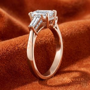 แหวนหมั้นเพชร/มอยส์ซาไนต์ทรงเอเมอรัลด์สีโรสโกลด์สำหรับผู้หญิง ประดับเพชรสามเม็ดทรงบาแกตต์เรียวด้านข้าง - Product Image 2