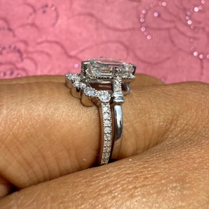 Bague en or blanc 18 carats plaqué or avec diamant de laboratoire taille émeraude et pierre claire, design couronne halo rond, bijou statement pour femme - Product Image 3