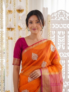 Sari de Seda Naranja AARA Fashion con Bordado Dorado Zari y Borde Rosa, Largo hasta el Suelo, Protección Solar para Mujeres, Traje Tradicional de Boda de la India - Product Image 5