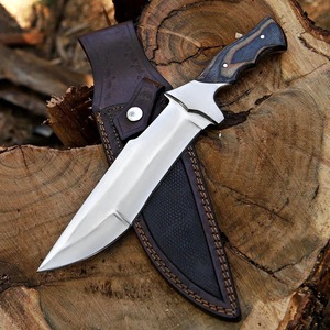 Cuchillo de caza hecho a mano de acero inoxidable con punta curva, mango de madera y funda de cuero para uso en exteriores. - Product Image 1