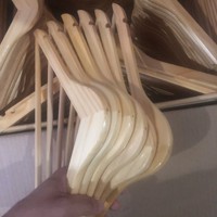 Cintres en bois Offres Spéciales avec logo personnalisé Magasin de mode Vente en gros Cintre en bois pour les fabricants de magasins en stock