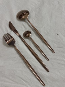 Ensemble de couverts de style vintage en cuivre, finition or rose antique, avec des poignées élégantes et profilées, vaisselle en métal de qualité supérieure - Product Image 5