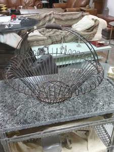 Panier de rangement vintage en métal noir en fil de fer avec un design du milieu du siècle parfait pour l'organisation du salon et les ustensiles de cuisine - Product Image 4