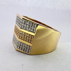 Bague statement géométrique large en or jaune 10K sertie de diamants pavés 0,69 carat, bijou de luxe pour homme - Product Image 5