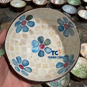 ชามเปลือกมะพร้าวรักษ์โลก ราคาดีที่สุด ขายส่งจำนวนมาก งานฝีมือประดับดอกฟอร์เก็ตมีน็อต ผลิตจากโรงงานในเวียดนาม ดีไซน์ไม่ซ้ำใคร - Product Image 1