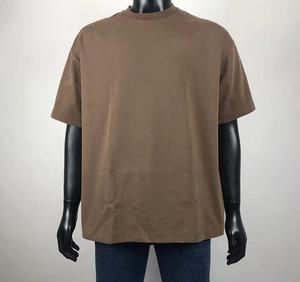 เสื้อยืดคอกลมแขนสั้นสีน้ำตาลทรงโอเวอร์ไซส์สำหรับผู้ชาย ผ้าเจอร์ซีย์คอตตอนสีพื้นลำลอง ความยาวปกติ - Product Image 1
