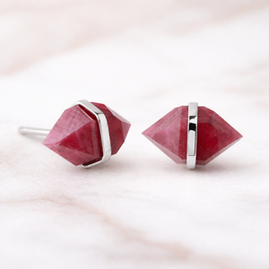 Pendientes de rubí teñido plateados, forma hexagonal alargada, pendientes hechos a mano con gemas facetadas, regalo para mujer - Product Image 1