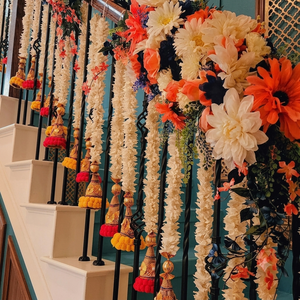 Guirlandes de fleurs artificielles traditionnelles en jasmin blanc Mogra avec des pompons et des glands décoratifs pour la décoration de mariage indien - Product Image 1