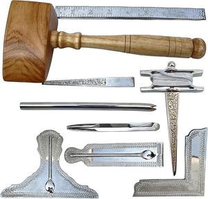 Ensemble d'outils maçonniques en métal argenté et doré, accessoires dans une boîte en bois avec doublure en velours - Product Image 1