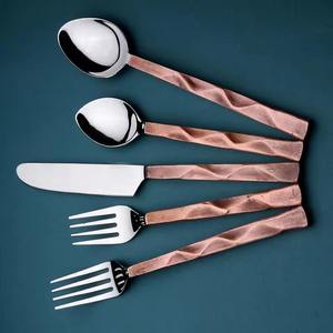 Juego de cubiertos de acero inoxidable duradero con diseño de mango suave para una experiencia de comedor diaria cómoda - Product Image 1