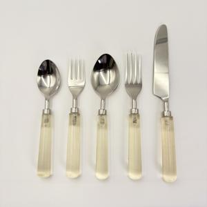 Prix d'usine, vente chaude : Ensemble de couverts en acier inoxydable (couteau, fourchette, cuillère) avec manche en résine transparente pour la rentrée scolaire - Product Image 3