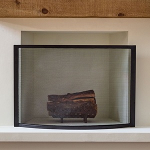 Protector de Chimenea Metálico Curvo Minimalista, Malla Metálica, Resistente al Calor, Diseño Contemporáneo - Product Image 2