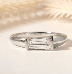 Anillo de Boda y Aniversario con Diamante Cultivado en Laboratorio, Corte Baguette Cónico, Claridad DEF VS VVS, Certificado IGI, Oro Sólido de 10K, 14K o 18K - Product Image 3
