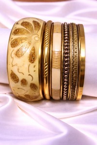 Bracelets de luxe en résine, bois et métal avec perles d'eau douce, bracelets tendance faits à la main et personnalisés pour femmes, bijoux de soirée - Product Image 1