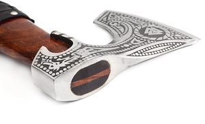 Hache de Bûcheron en Acier à Haute Teneur en Carbone Forgée à la Main, Personnalisée OEM, Manche en Bois à Haute Teneur en Carbone, Tête Crantée avec Fourreau en Cuir - Product Image 4