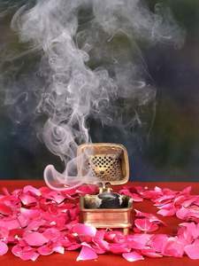 Brûleur d'encens en métal de qualité supérieure, idéal pour créer une ambiance respectueuse lors d'événements religieux et familiaux - Product Image 3