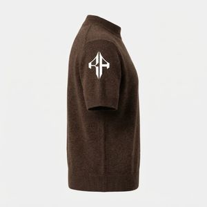 เสื้อสเวตเตอร์ถักแบบสั่งทำพิเศษสำหรับผู้ชาย คอกลม แขนสั้น โลโก้สีขาว ผลิตจากอะคริลิก/คอตตอนคุณภาพสูง ทรงปกติ โดย RIVIAN ATLANTIC - Product Image 4