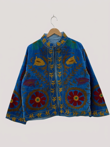 Veste courte femme personnalisée en velours bleu, style Suzani, col montant, broderie florale dorée, style bohème folk vintage, ouverte sur le devant - Product Image 3