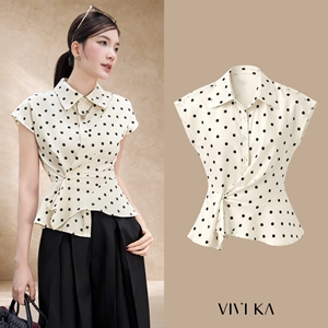 Blusa Asimétrica de Mujer con Estampado de Puntos, Cintura Drapeada, Cuello Puntiagudo, Manga Casquillo, Peplum, Botones Delanteros, Top Entallado BIANCA - Product Image 1