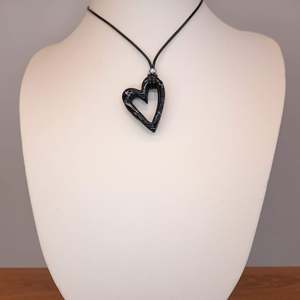 Collier ajustable en résine acrylique noire fait main de luxe, en forme de cœur, minimaliste, romantique, cadeau pour femme - Product Image 2