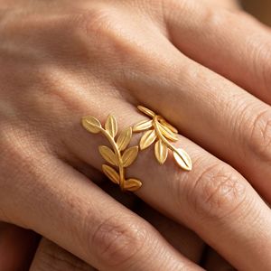 แหวนทองคำ Botanica ลายใบไม้ 18K ทองคำแท้ ดีไซน์เรียบหรู แรงบันดาลใจจากธรรมชาติ สำหรับผู้หญิง - Product Image 2