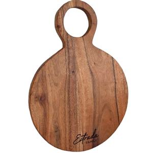 Tabla de cortar redonda de madera de acacia personalizada del fabricante con juego de cuchillos y mango - Product Image 1