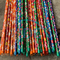 Manche de balai en bois, manche de balai, manche de vadrouille, conception de fleurs, fil italien enduit de PVC, film coloré, prix bas avec brosse de sol