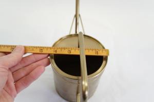 Regadera de metal dorado de primera calidad con pico largo para el cuidado de plantas en balcones, terrazas y patios, hecha a mano en India. - Product Image 5