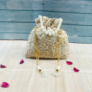 Sacs Potli Rajasthani faits à la main avec motif de fleurs et de feuilles, sacs Potli brodés de zari, magnifiques sacs Potli en soie avec latkan pour mariage - Product Image 5