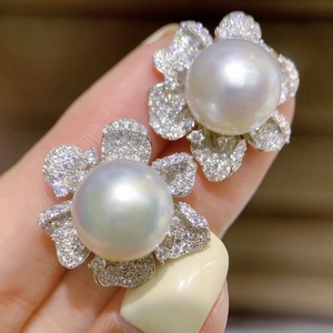 Pendientes de Plata de Ley S925 de la Serie Mariposa Revisada de Graaf con Perla Redonda Impecable de 8.5-9 mm - Product Image 2