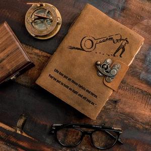 Diario de Cuero Genuino Marrón Claro, con Tapa Dura, Sin Ácidos ni Químicos, Cosido a Mano, con Cierre Metálico, Diseño Vintage - Product Image 1