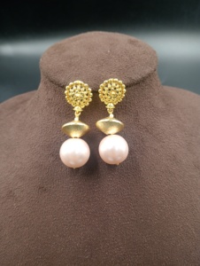 Boucles d'oreilles pendantes en laiton plaqué or Amaira Jewels, serties de perles naturelles, style vintage, pour femmes, occasions spéciales - Product Image 5
