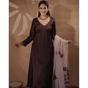 Ensemble de costume en tissu satiné taille XS avec sequins couleur vin - Product Image 2