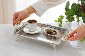 Plateau de service moderne en métal argenté pour mariage avec poignées gravées ornées et design sur pieds, plateau décoratif pour café - Product Image 4