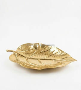 Plateau décoratif en forme de feuille plaqué or avec trois compartiments pour noix, fruits secs et organisation de petits objets - Product Image 6