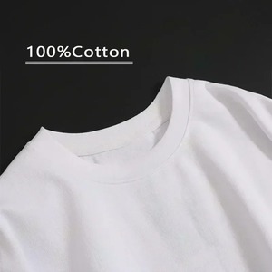 เสื้อยืดแขนสั้นผู้ชายสีขาว พร้อมโลโก้ R สีดำแบบเรียบ ด้านหน้าทรงสปอร์ต คอกลม ทรงเข้ารูป ผลิตจากผ้าฝ้ายเจอร์ซีย์ที่เป็นมิตรกับสิ่งแวดล้อม ระบายอากาศได้ดี - Product Image 3