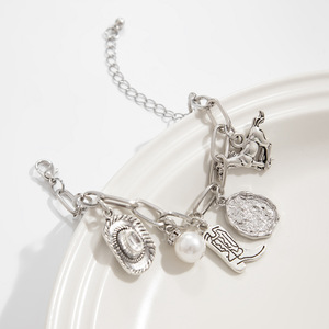 Bracciale con ciondolo in lega a forma di stivali da cowboy multielemento con perle finte per donna, gioiello casual da regalo - Product Image 2