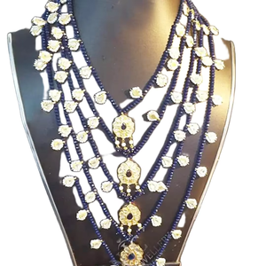 Impresionante conjunto de collar chapado en oro afgano con piedras rectangulares de rubí y esmeralda rodeadas por cristales blancos. - Product Image 4