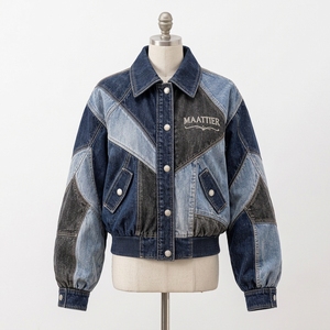 Blouson Bomber en Jean Patchwork Bleu et Noir pour Femme avec Panneaux Contrastants, Col Pointu, Boutons Pression et Ourlet Côtelé – Vente en Gros - Product Image 3