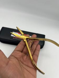 Pinzas de punta plana de acero inoxidable sólido de calidad premium, color oro plasma, para extensiones de cabello, con logotipo personalizado y estuches de cuero. - Product Image 5